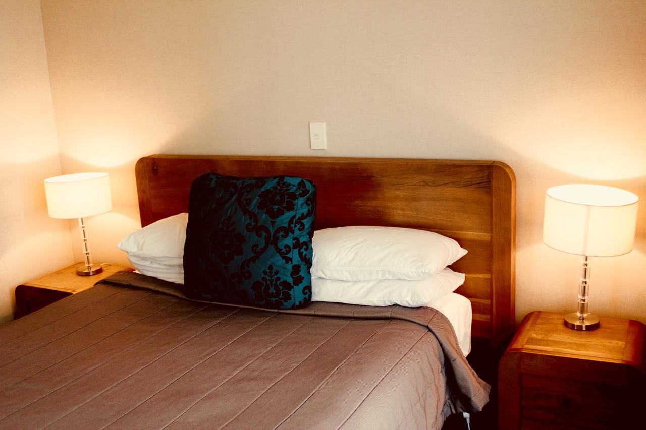 The Nautilus Ξενοδοχείο Napier Εξωτερικό φωτογραφία A bed with a pillow