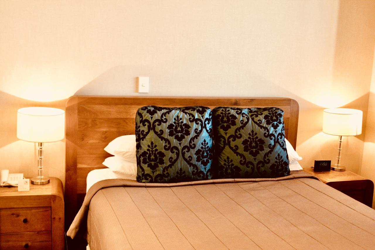 The Nautilus Ξενοδοχείο Napier Εξωτερικό φωτογραφία A bed with a decorative pillow
