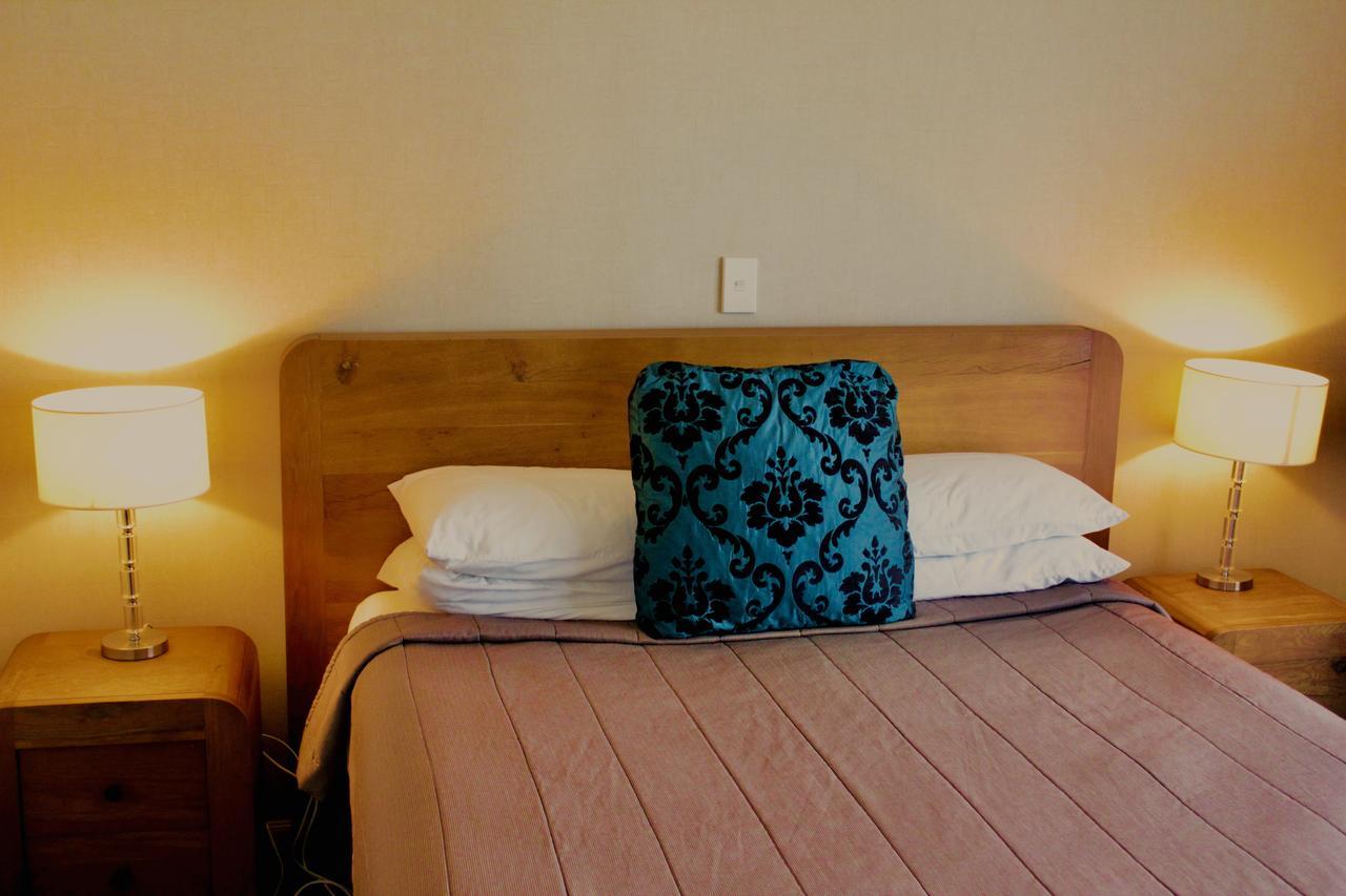 The Nautilus Ξενοδοχείο Napier Εξωτερικό φωτογραφία A bed with a pillow