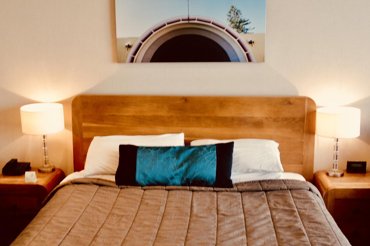 The Nautilus Ξενοδοχείο Napier Εξωτερικό φωτογραφία A bed with a throw pillow