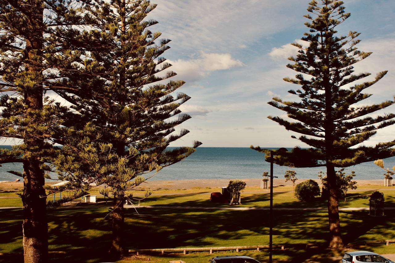 The Nautilus Ξενοδοχείο Napier Εξωτερικό φωτογραφία View of the beach from the main street