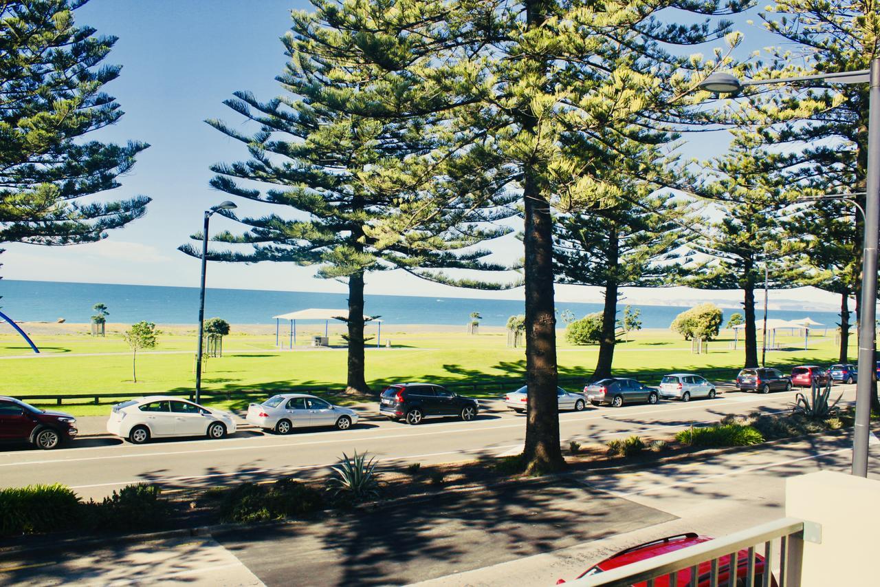 The Nautilus Ξενοδοχείο Napier Εξωτερικό φωτογραφία View of the beach from the main street