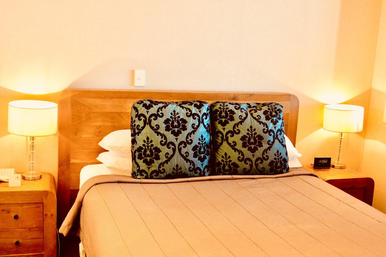 The Nautilus Ξενοδοχείο Napier Εξωτερικό φωτογραφία A bed with a decorative pillow