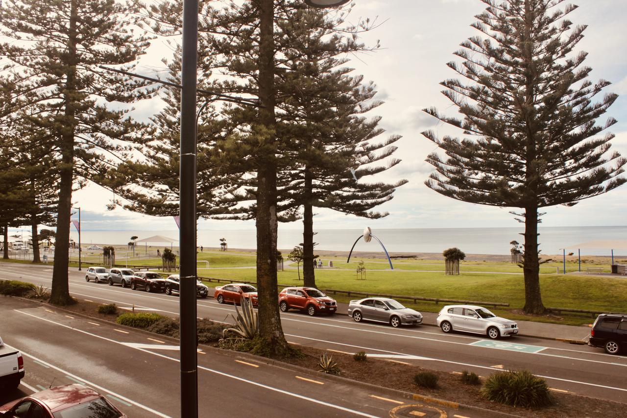 The Nautilus Ξενοδοχείο Napier Εξωτερικό φωτογραφία View of the beach from the Esplanade Hotel
